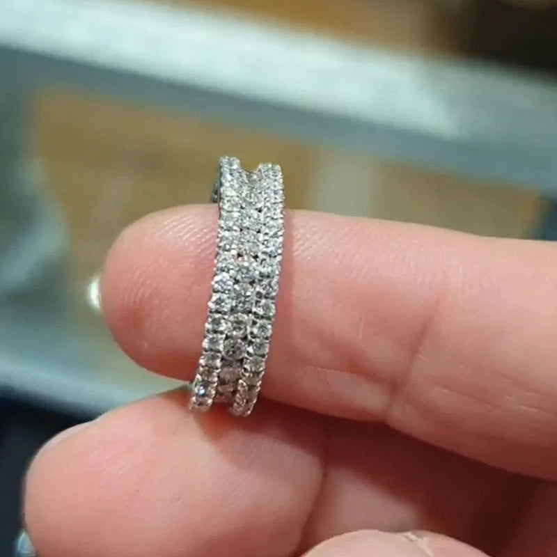 Klassinen Sormus ajattomalla viehätyksellä