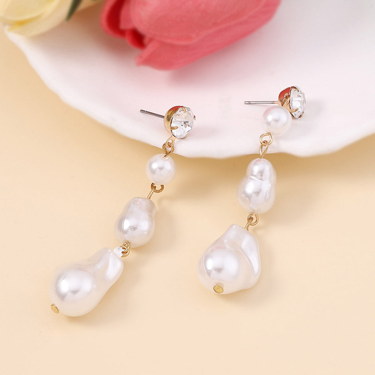 Klassinen Helmi Korvarengas ajattomalla viehätyksellä