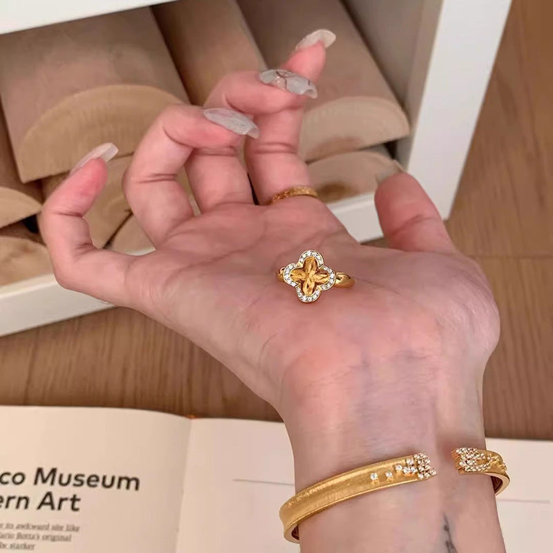 Hurmaava Kulta Sormus jokaiseen tilaisuuteen