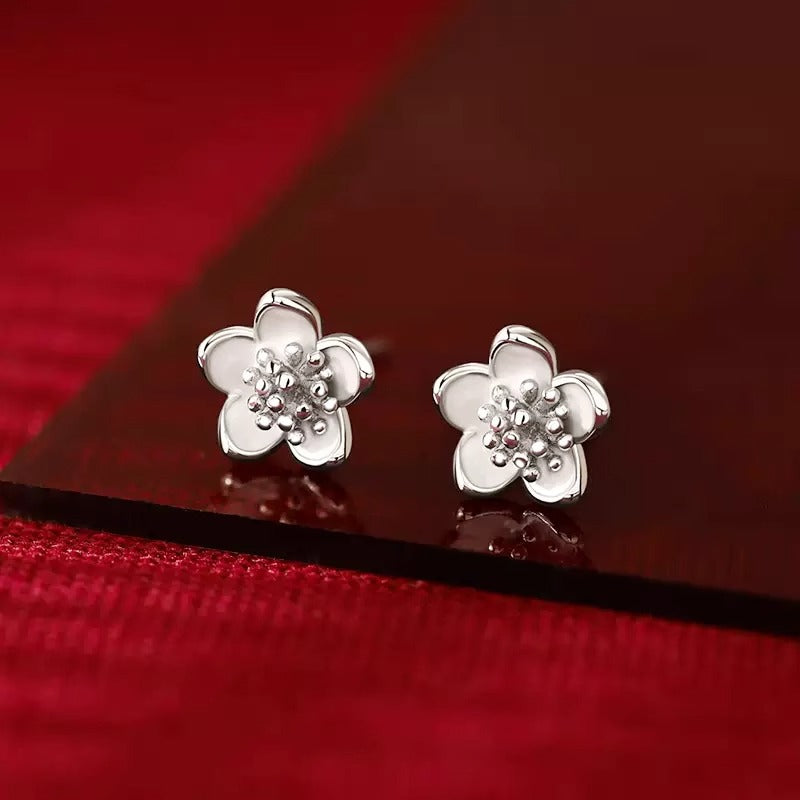 Kaunis Korvarengas ainutlaatuisella tyylillä