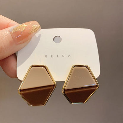 Kaunis Korvarengas ainutlaatuisella tyylillä