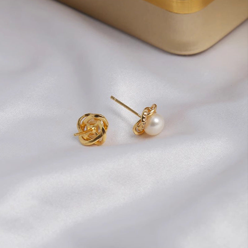 Kaunis Helmi Korvarengas ainutlaatuisella tyylillä