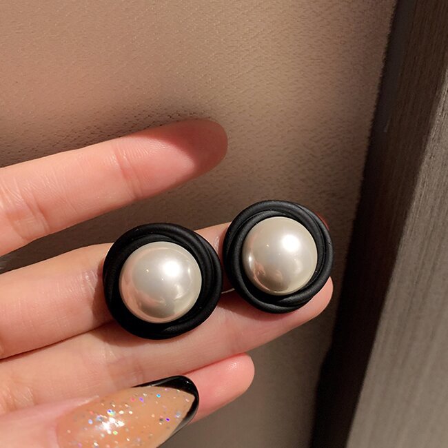 Hurmaava Helmi Korvarengas jokaiseen tilaisuuteen