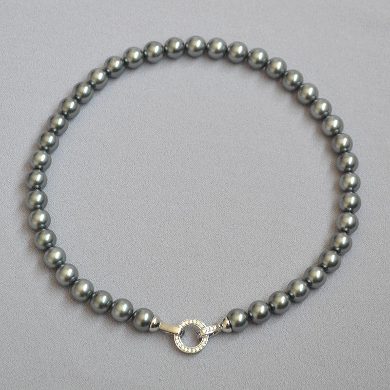 Klassinen Helmi Kaulakoru ajattomalla viehätyksellä