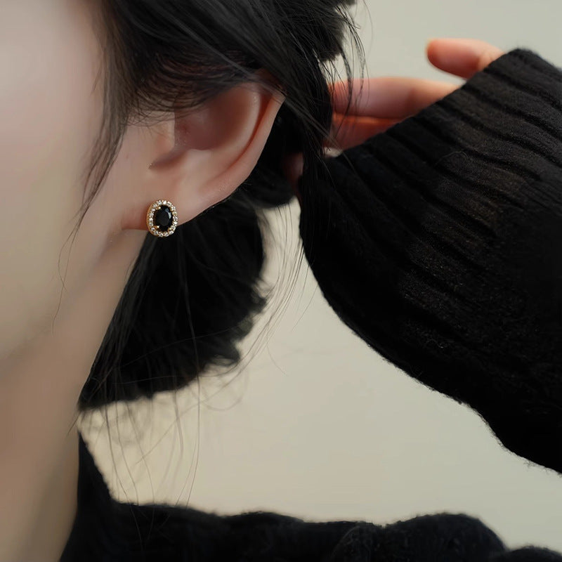 Kaunis Korvarengas ainutlaatuisella tyylillä