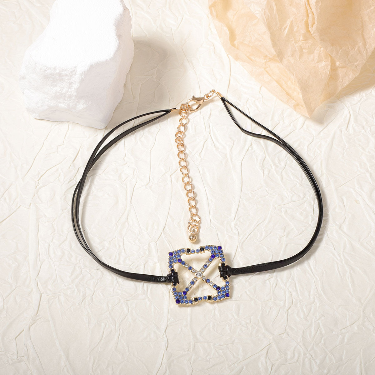 Klassinen Ketju ajattomalla viehätyksellä