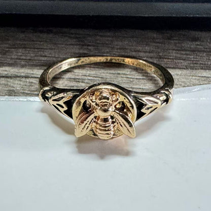 Klassinen Sormus ajattomalla viehätyksellä