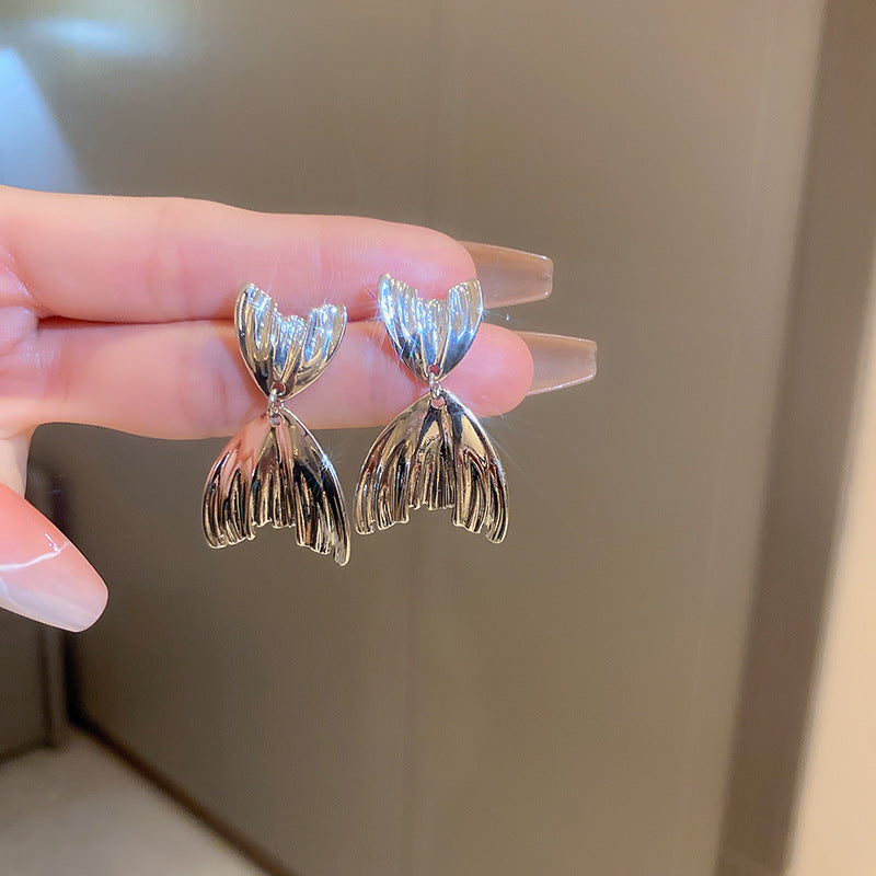 Kaunis Hopea Korvarengas ainutlaatuisella tyylillä