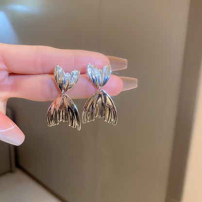 Kaunis Hopea Korvarengas ainutlaatuisella tyylillä