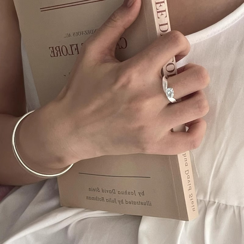 Klassinen Sormus ajattomalla viehätyksellä