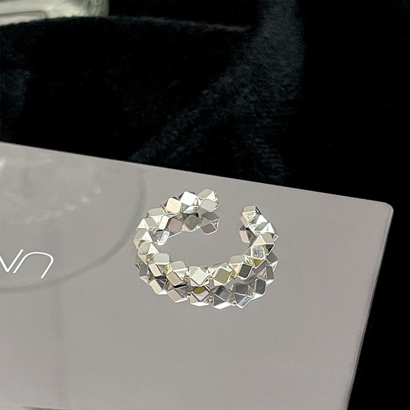 Klassinen Hopea Sormus ajattomalla viehätyksellä