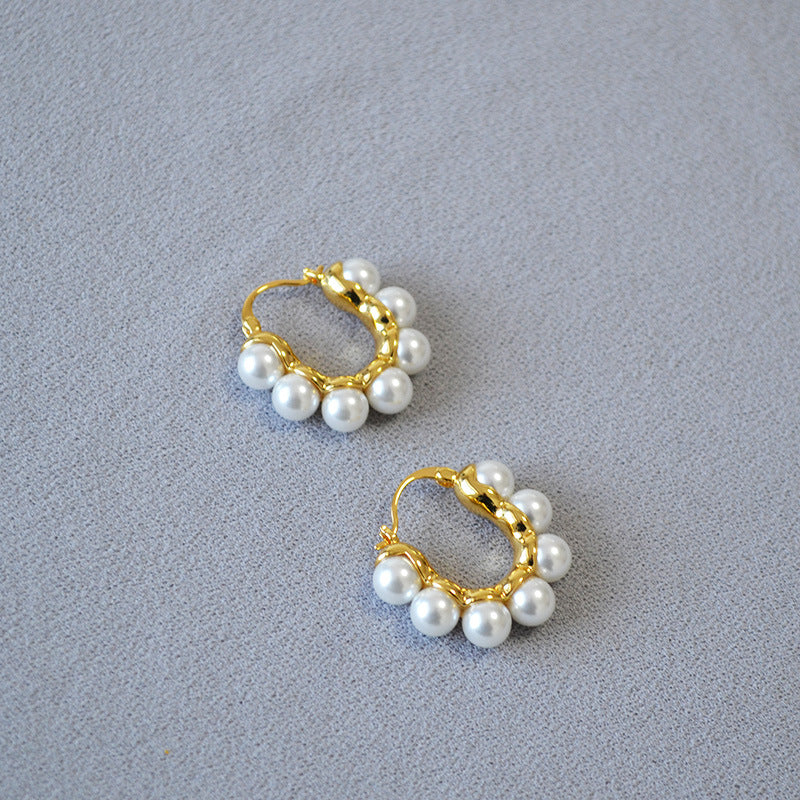 Kaunis Helmi Korvarengas ainutlaatuisella tyylillä