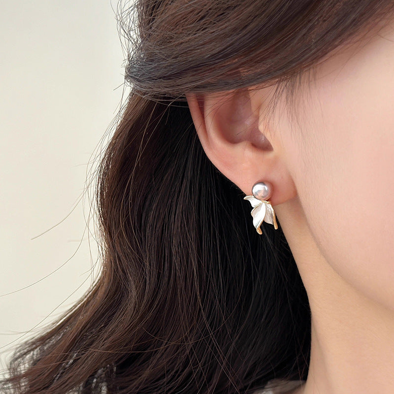 Kaunis Helmi Korvarengas ainutlaatuisella tyylillä