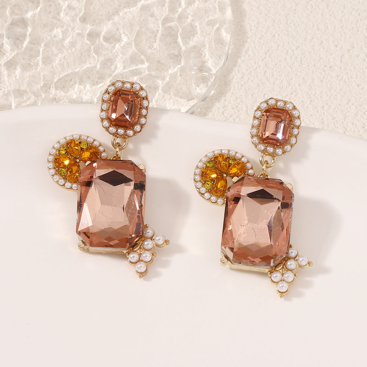 Hurmaava Helmi Korvarengas jokaiseen tilaisuuteen