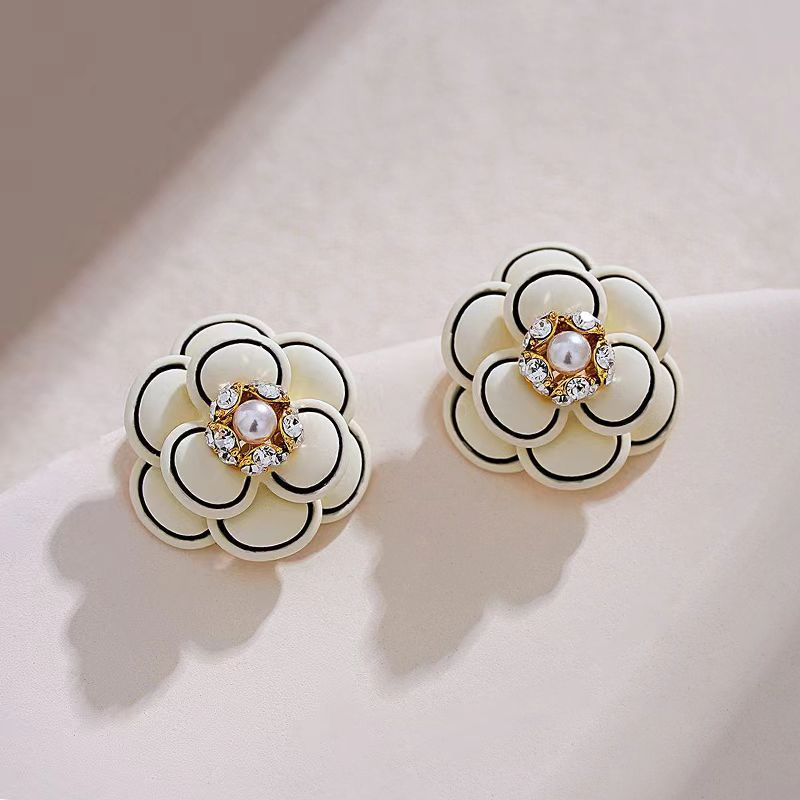 Elegantti Korvarengas jokaiseen tilaisuuteen