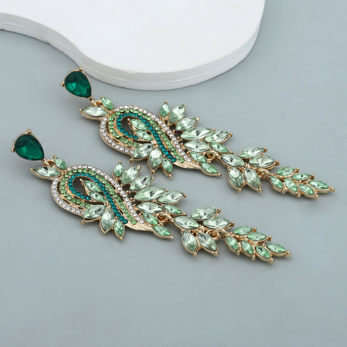 Kaunis Korvarengas ainutlaatuisella tyylillä