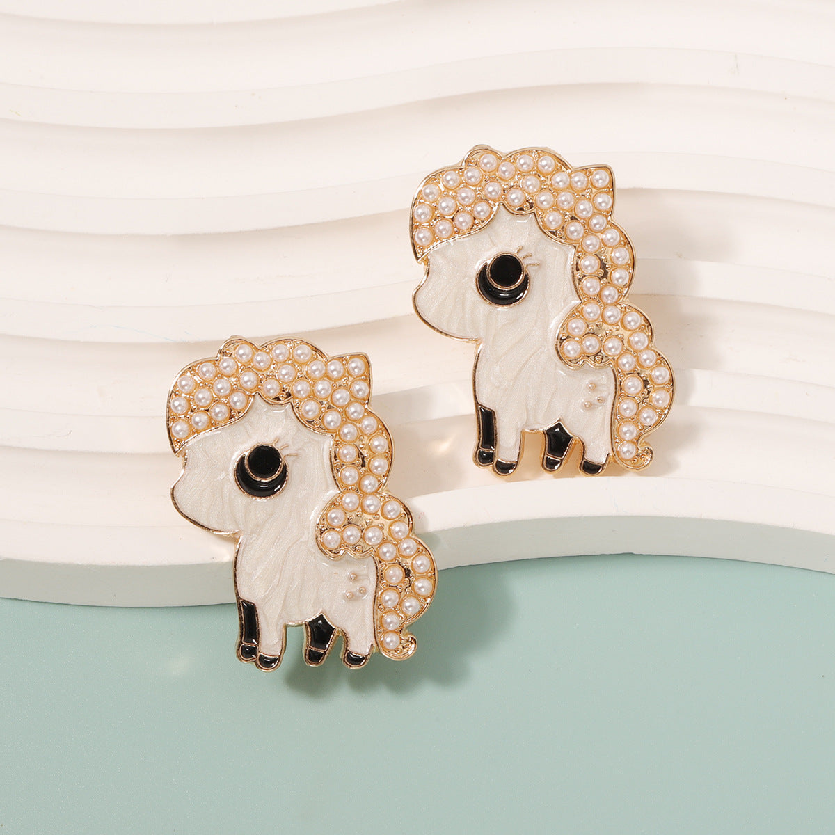 Klassinen Helmi Korvarengas ajattomalla viehätyksellä