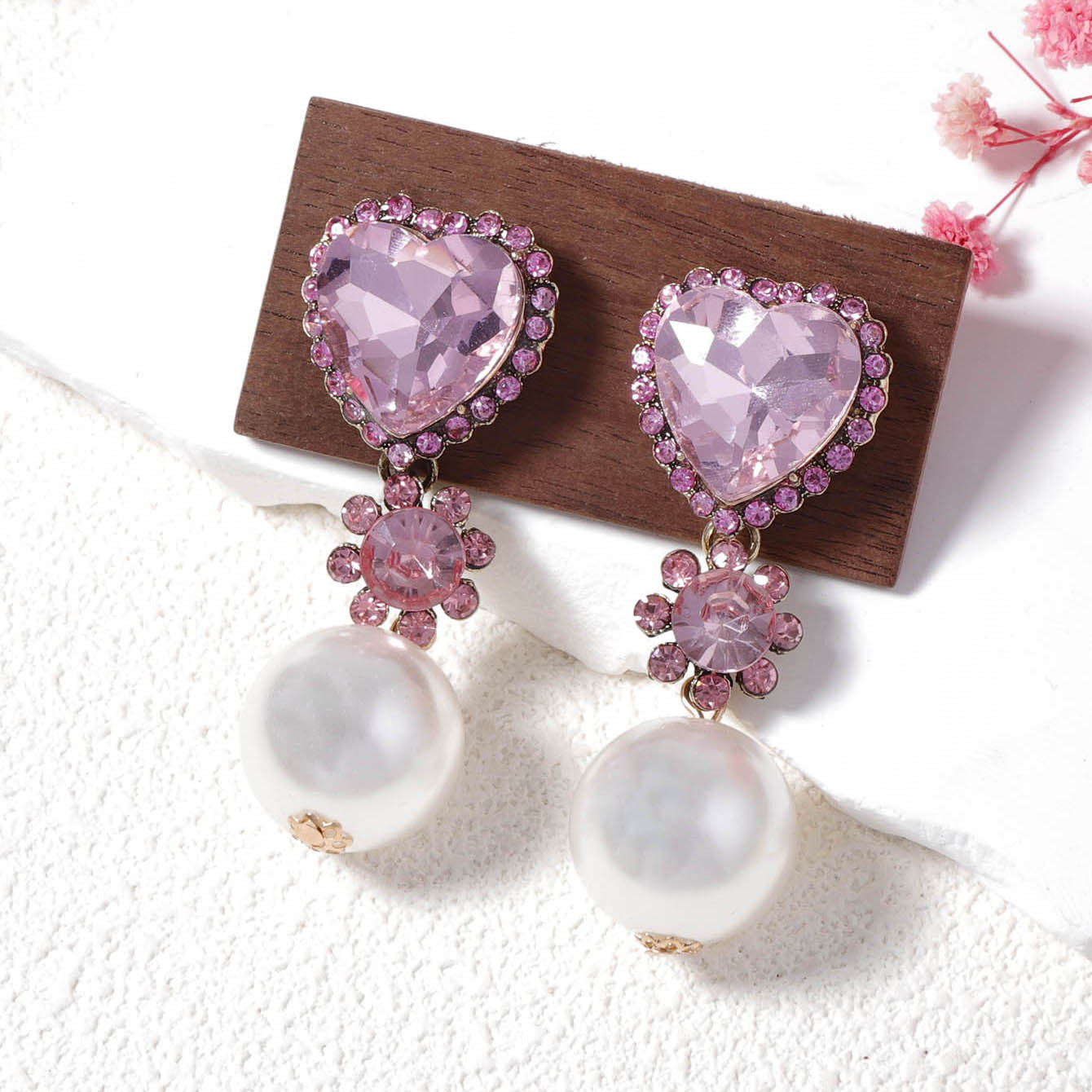 Klassinen Helmi Korvarengas ajattomalla viehätyksellä