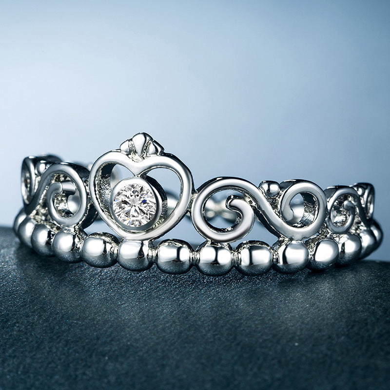 Klassinen Hopea Sormus ajattomalla viehätyksellä