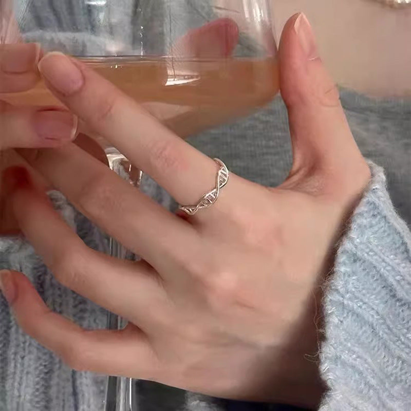 Klassinen Sormus ajattomalla viehätyksellä