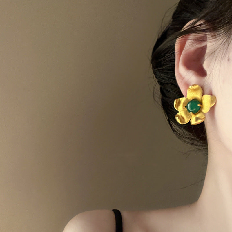 Kaunis Kulta Korvarengas ainutlaatuisella tyylillä