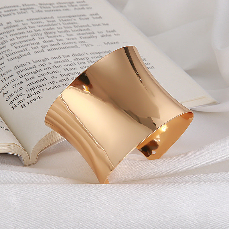 Klassinen Rannekoru ajattomalla viehätyksellä