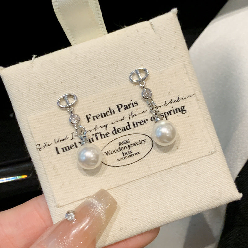 Kaunis Helmi Korvarengas ainutlaatuisella tyylillä