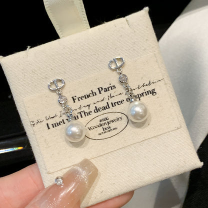 Kaunis Helmi Korvarengas ainutlaatuisella tyylillä