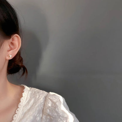 Kaunis Helmi Korvarengas ainutlaatuisella tyylillä