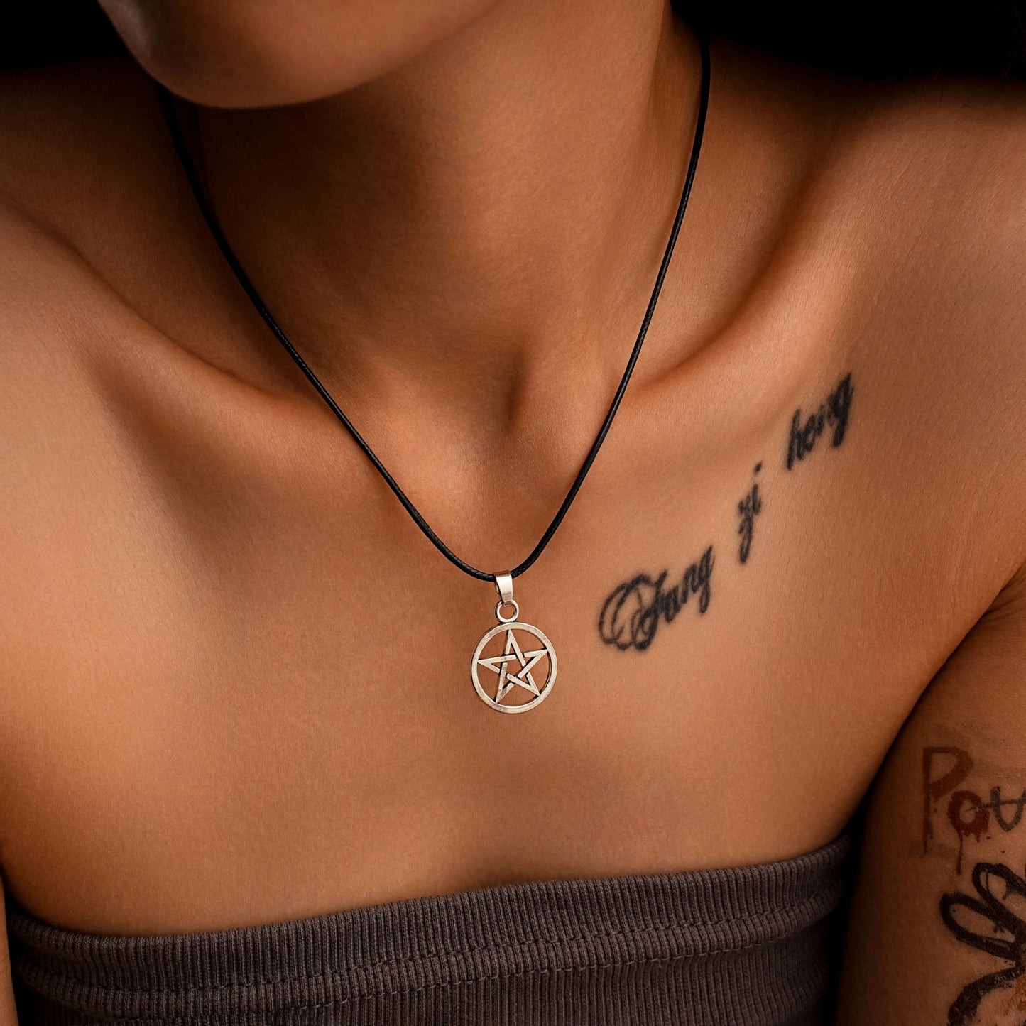 Klassinen Kaulakoru ajattomalla viehätyksellä