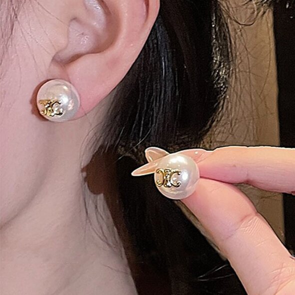 Kaunis Helmi Korvarengas ainutlaatuisella tyylillä