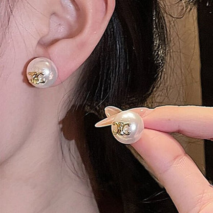 Kaunis Helmi Korvarengas ainutlaatuisella tyylillä