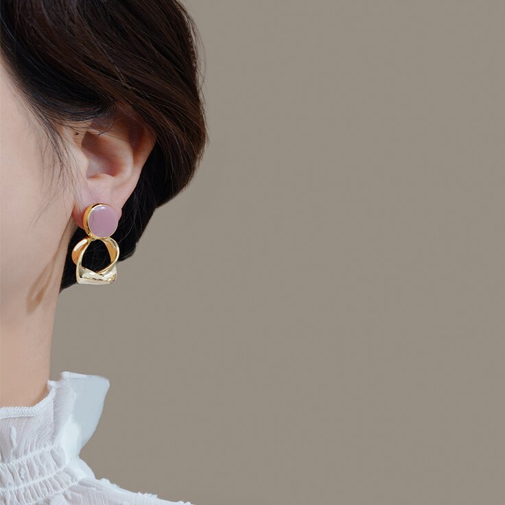 Kaunis Korvarengas ainutlaatuisella tyylillä