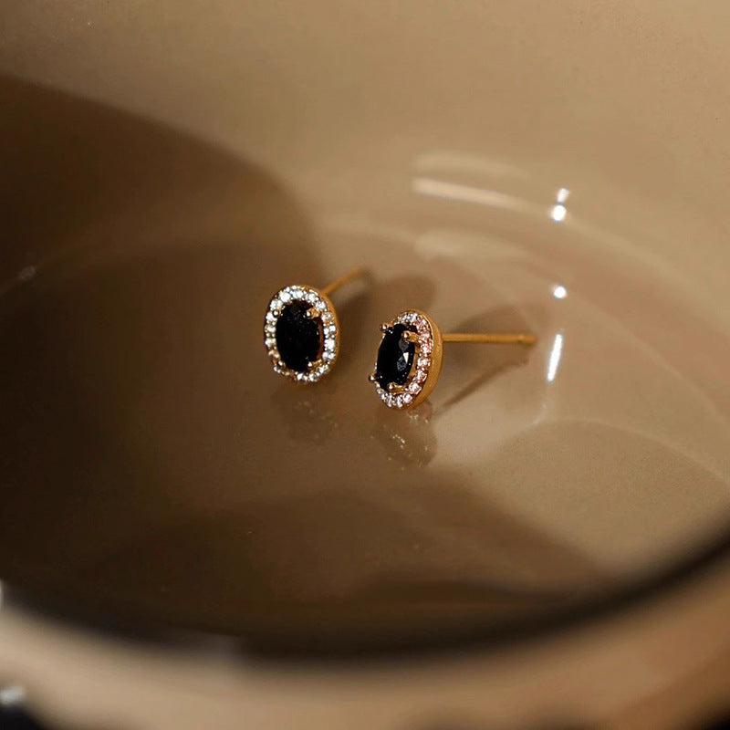 Kaunis Korvarengas ainutlaatuisella tyylillä