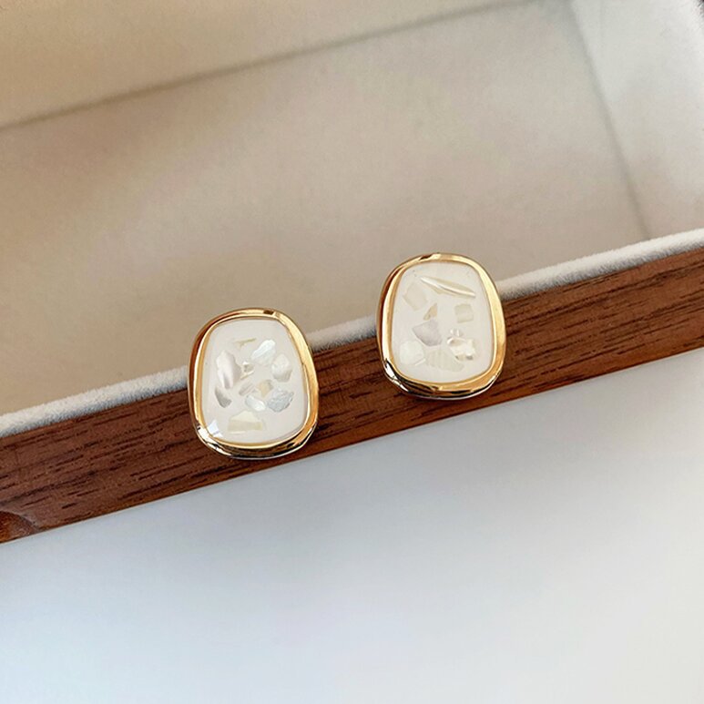 Klassinen Korvarengas ajattomalla viehätyksellä