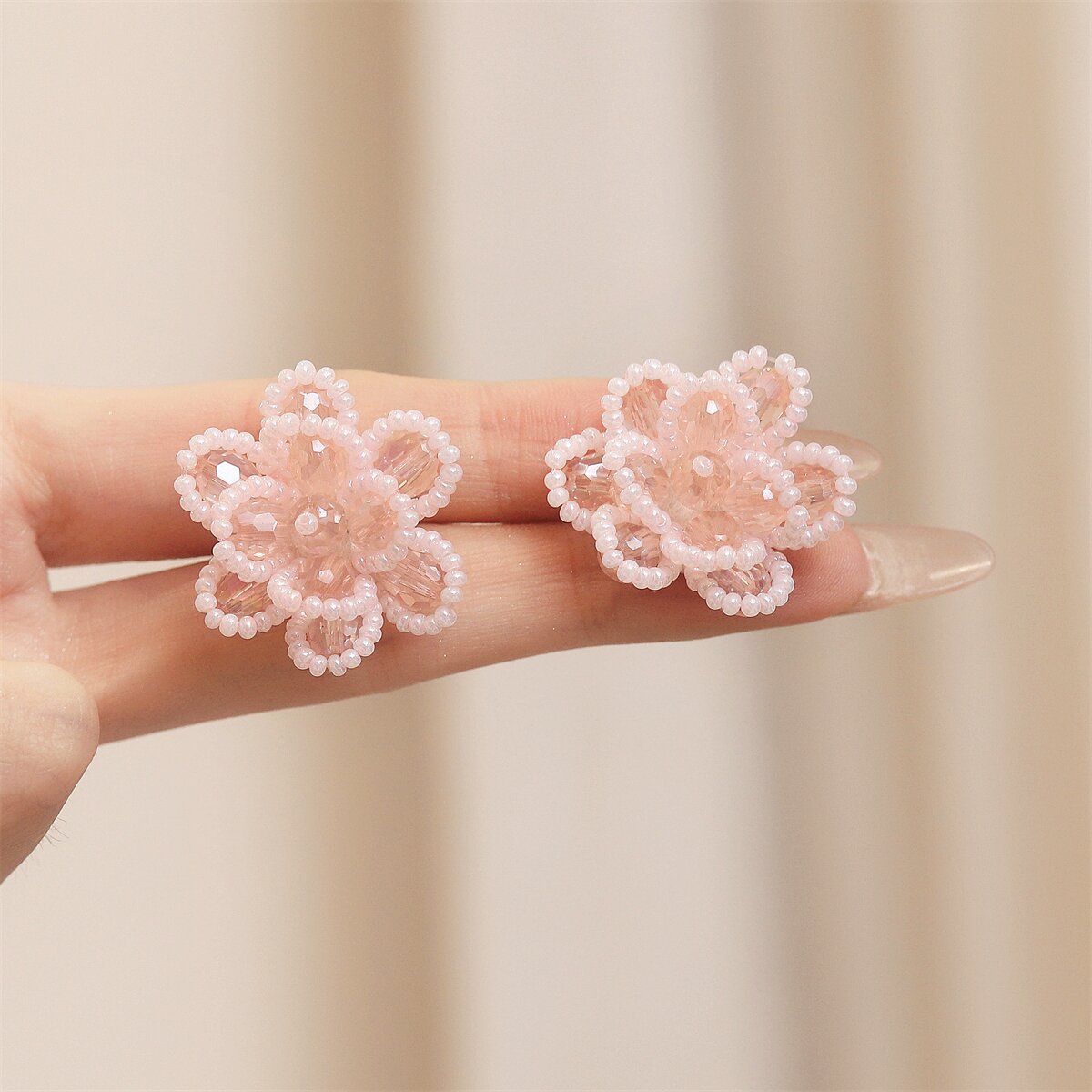 Kaunis Helmi Korvarengas ainutlaatuisella tyylillä