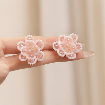 Kaunis Helmi Korvarengas ainutlaatuisella tyylillä