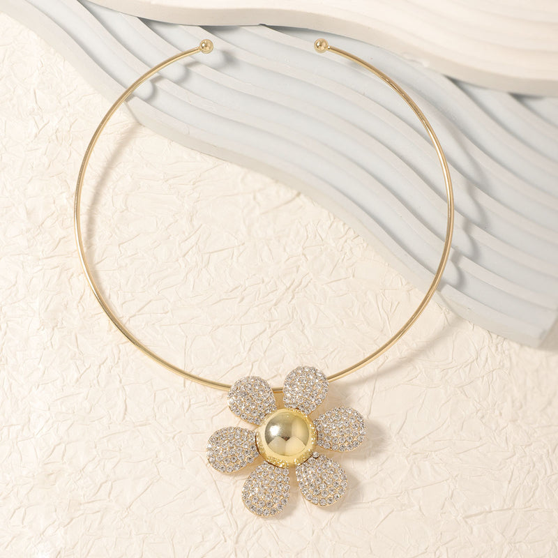 Klassinen Riipus ajattomalla viehätyksellä