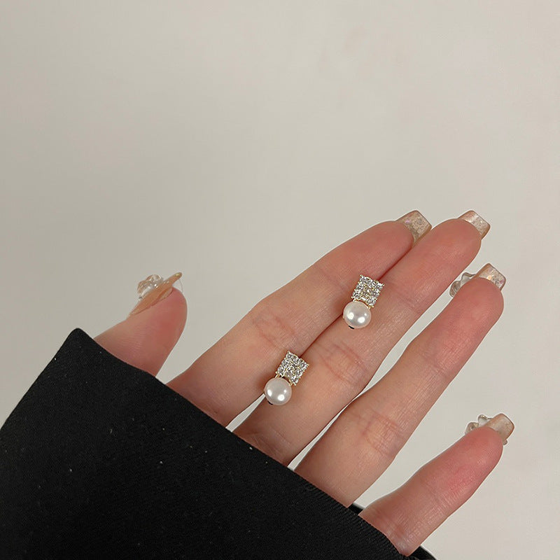 Klassinen Helmi Korvarengas ajattomalla viehätyksellä