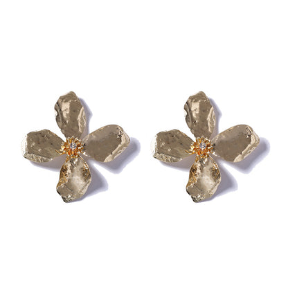 Kaunis Korvarengas ainutlaatuisella tyylillä