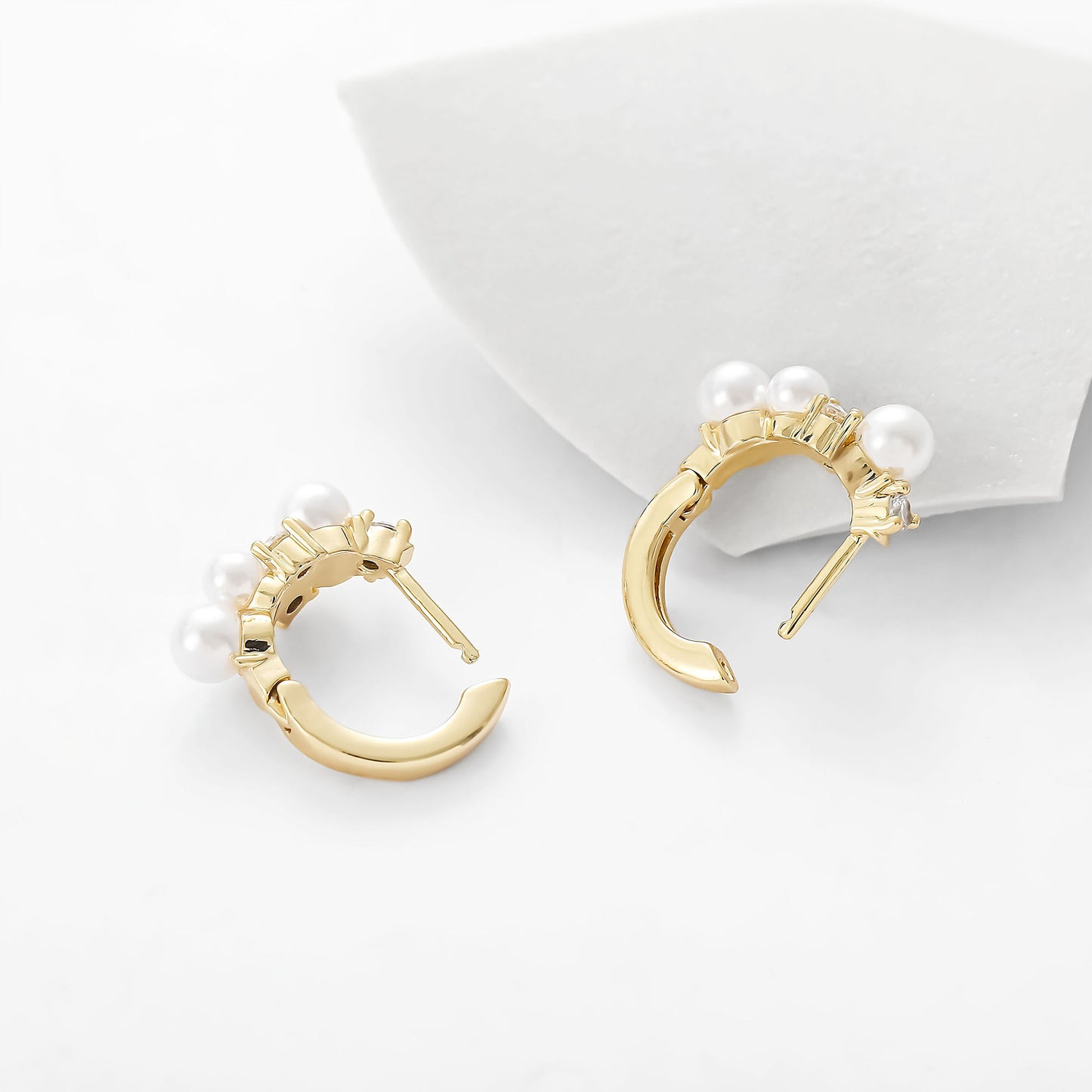 Kaunis Helmi Korvarengas ainutlaatuisella tyylillä