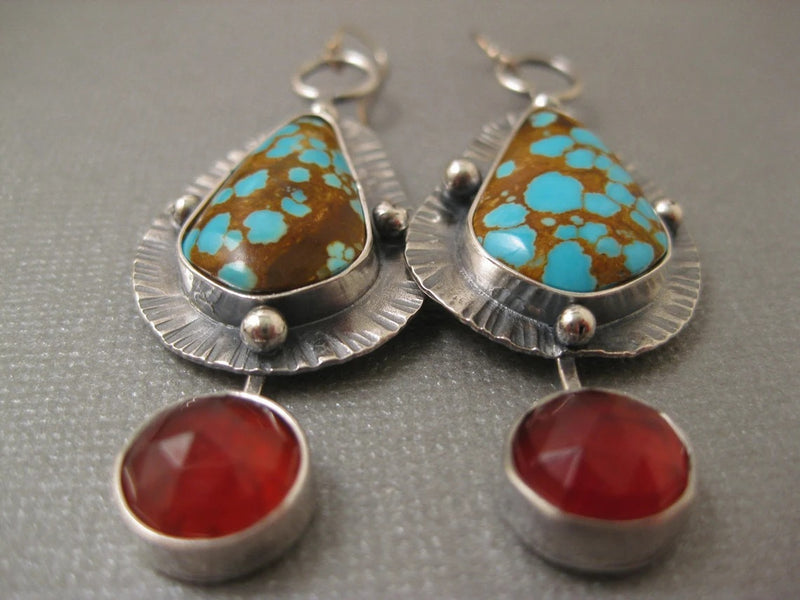 Kaunis Korvarengas ainutlaatuisella tyylillä