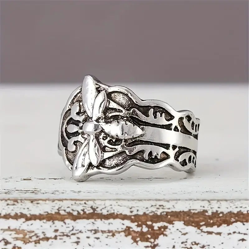 Klassinen Sormus ajattomalla viehätyksellä