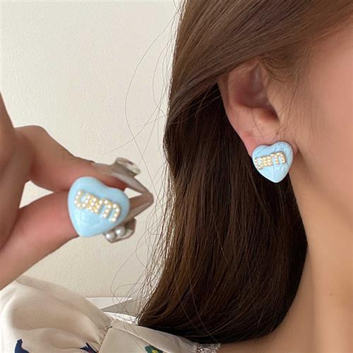 Hurmaava Helmi Korvarengas jokaiseen tilaisuuteen