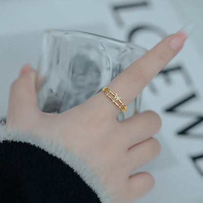 Klassinen Sormus ajattomalla viehätyksellä