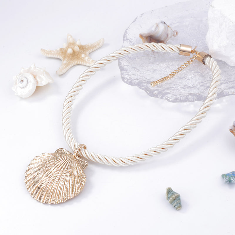 Klassinen Kaulakoru ajattomalla viehätyksellä