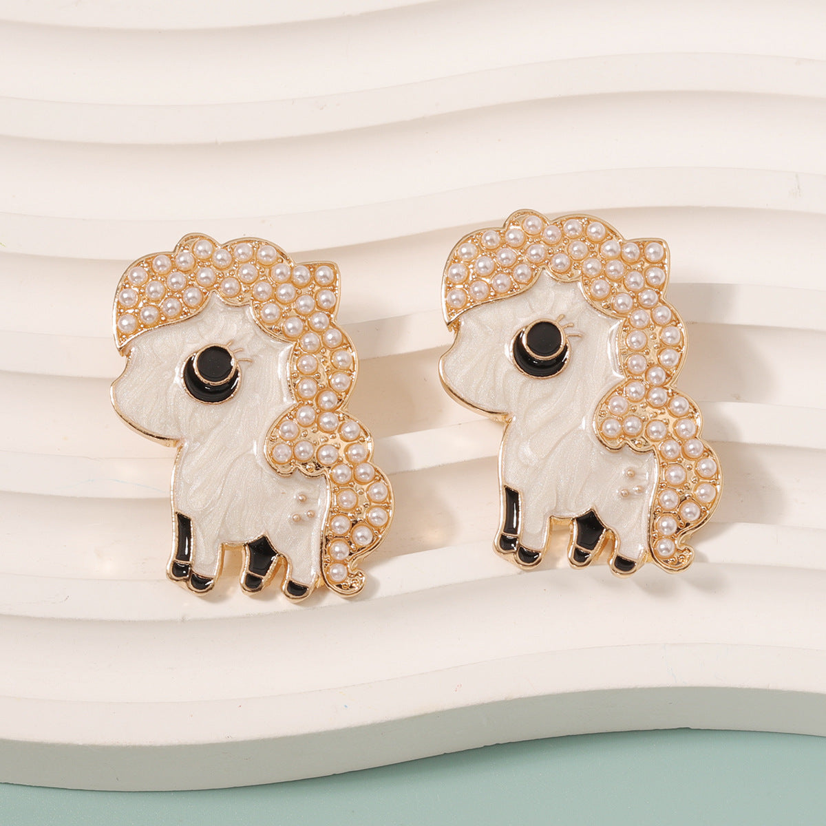 Klassinen Helmi Korvarengas ajattomalla viehätyksellä