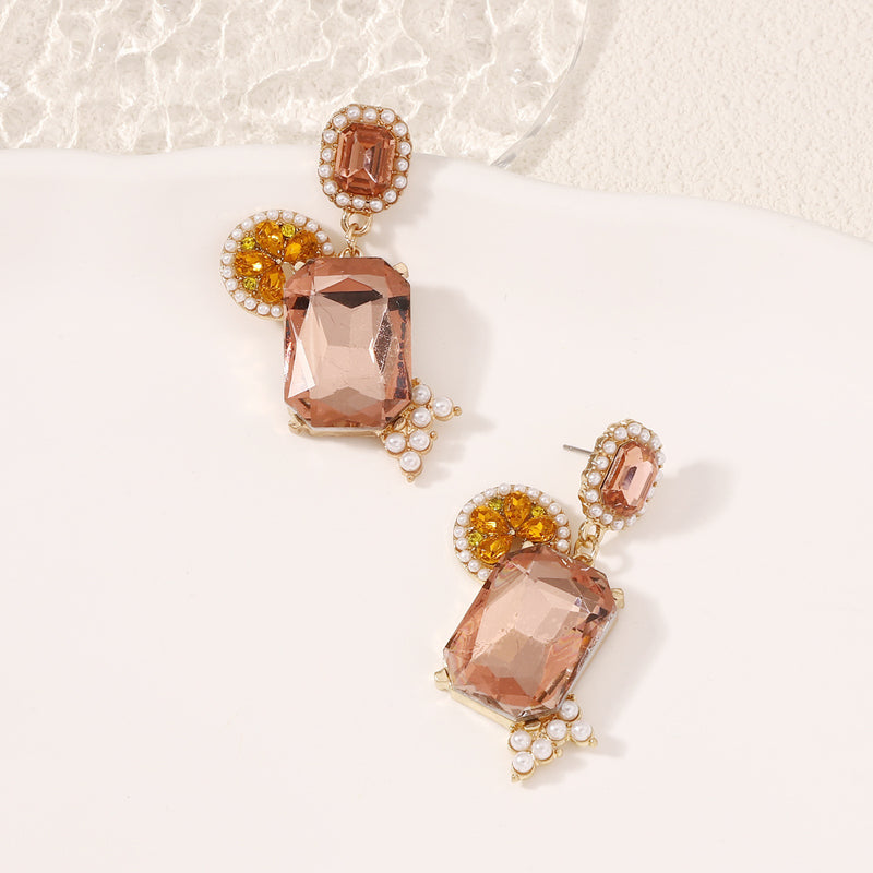 Hurmaava Helmi Korvarengas jokaiseen tilaisuuteen