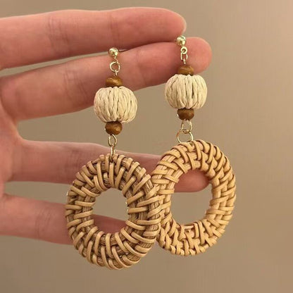 Kaunis Korvarengas ainutlaatuisella tyylillä