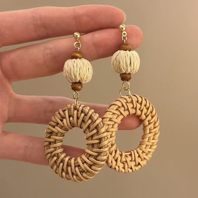 Kaunis Korvarengas ainutlaatuisella tyylillä